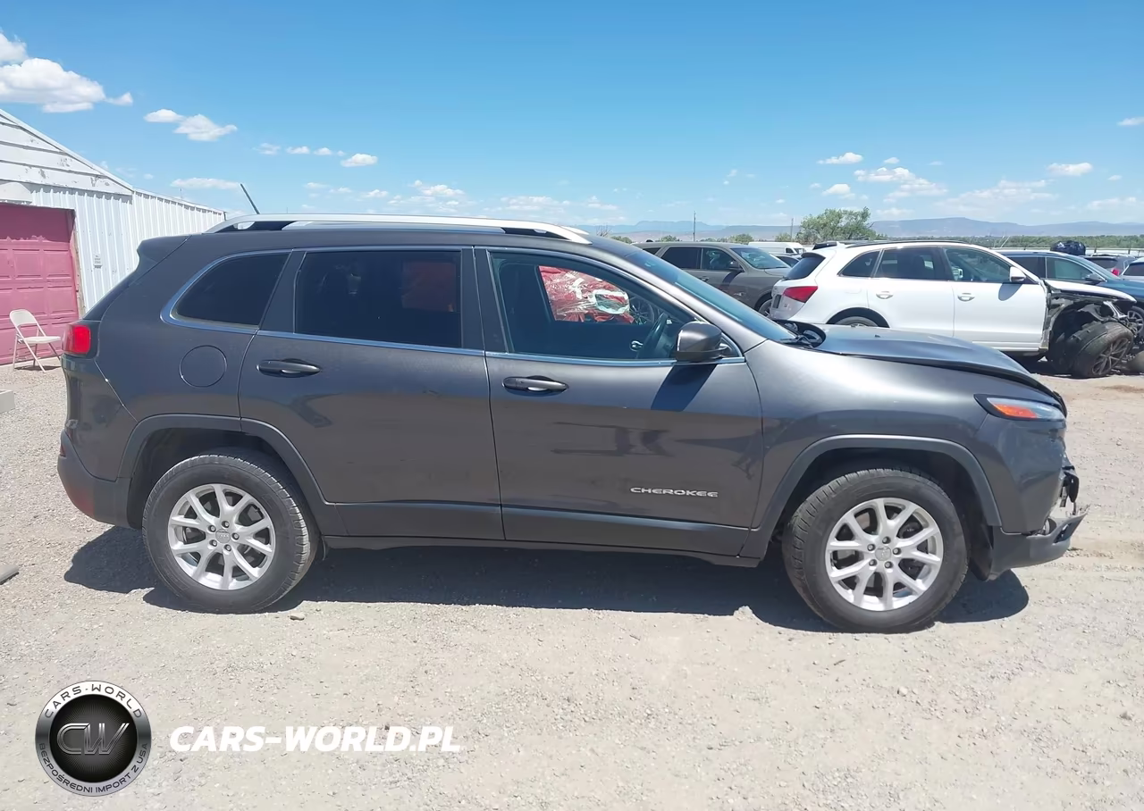 2015 Jeep Cherokee Latitude VIN:1C4PJMCS8FW668568 - 13
