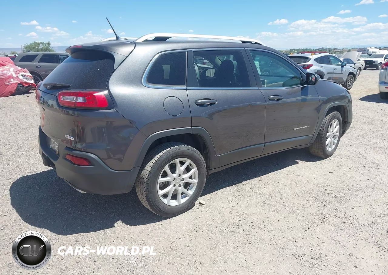 2015 Jeep Cherokee Latitude VIN:1C4PJMCS8FW668568 - 4