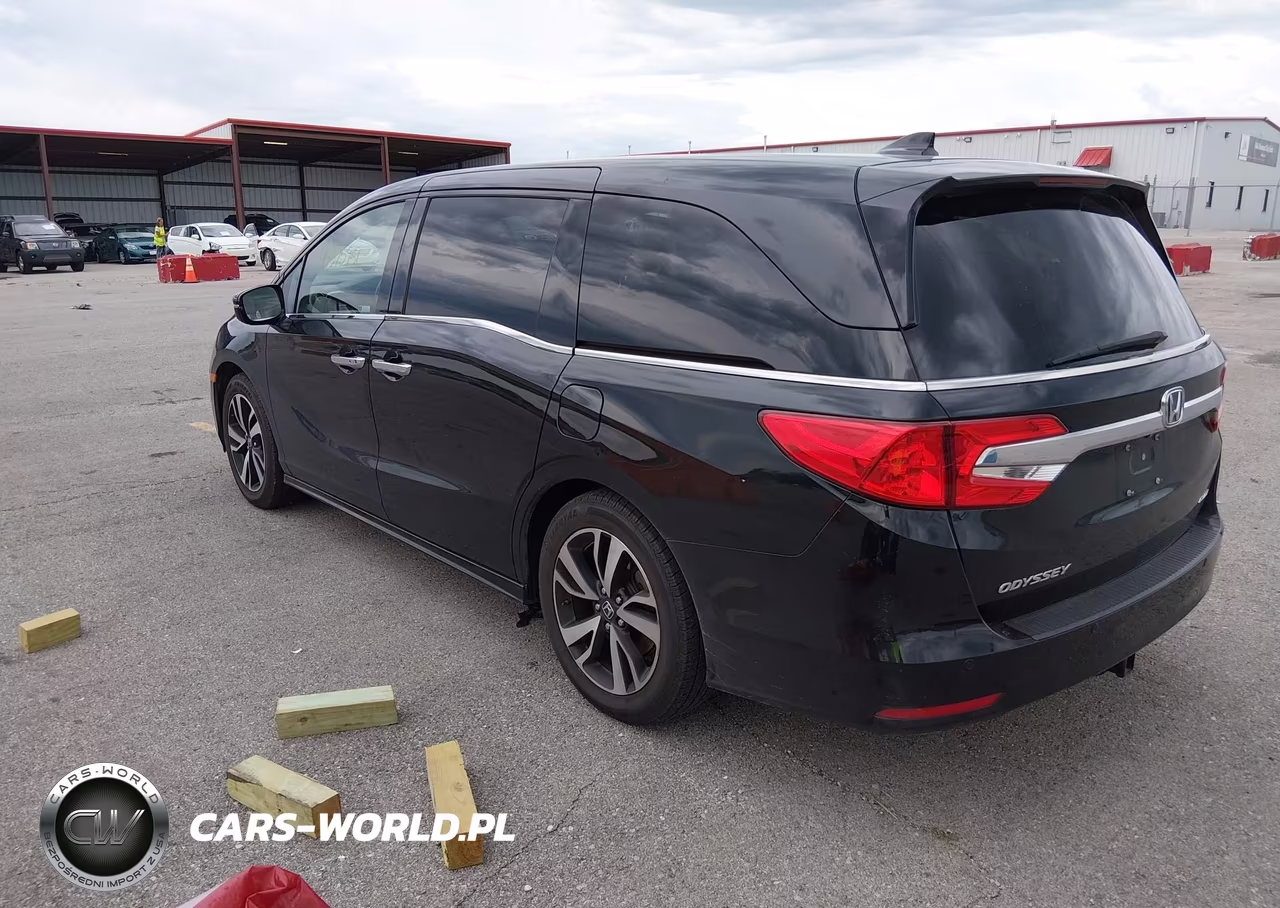 2018 Honda Odyssey Elite VIN:5FNRL6H97JB099746 - 3