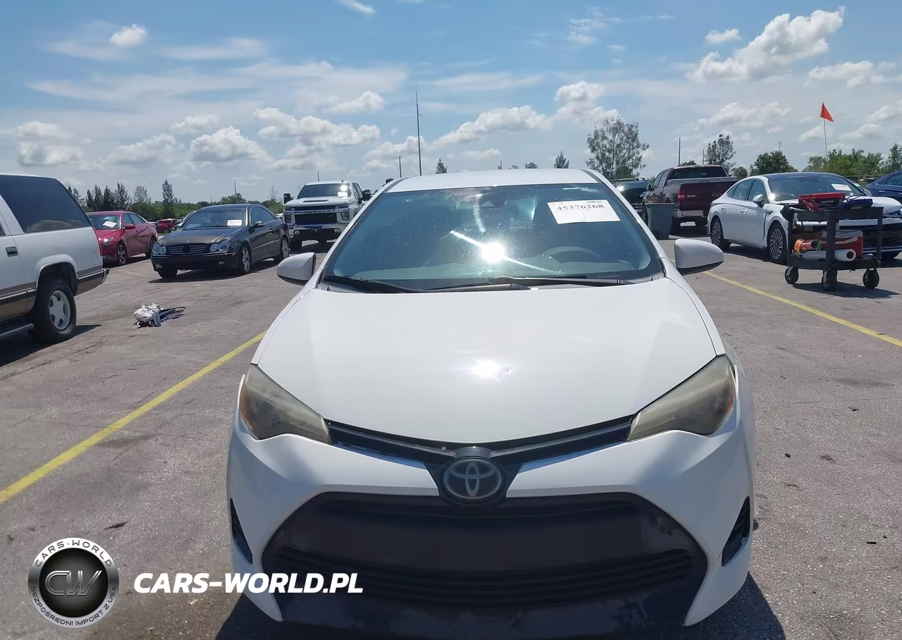 2018 Toyota Corolla Le VIN:5YFBURHE5JP770798 - 12