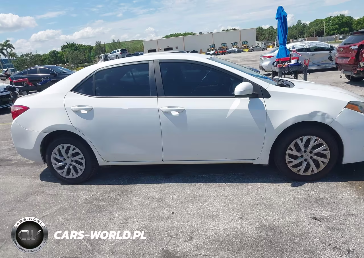 2018 Toyota Corolla Le VIN:5YFBURHE5JP770798 - 13