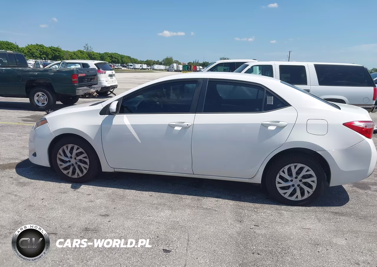 2018 Toyota Corolla Le VIN:5YFBURHE5JP770798 - 14