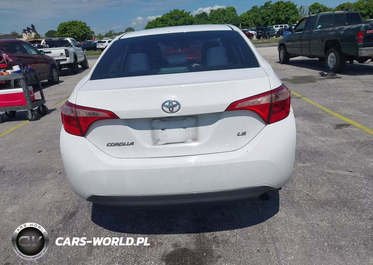 2018 Toyota Corolla Le VIN:5YFBURHE5JP770798 - 16