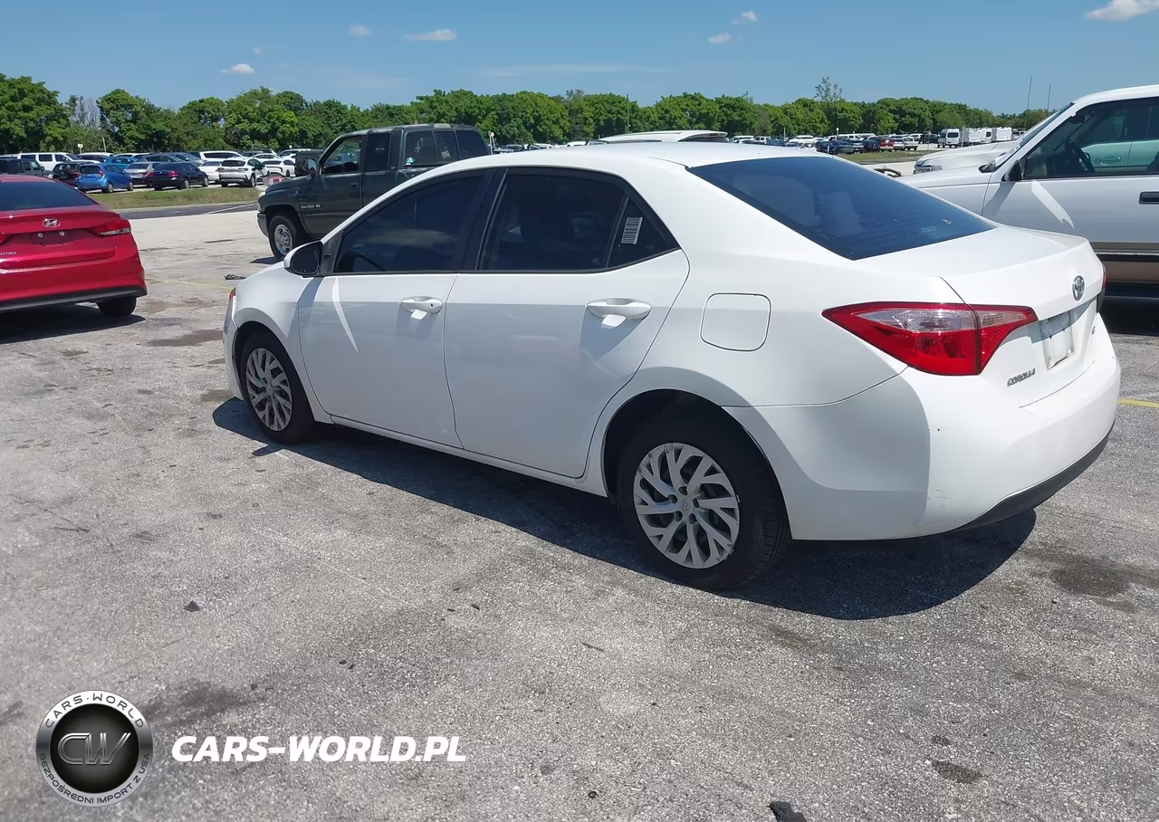 2018 Toyota Corolla Le VIN:5YFBURHE5JP770798 - 3