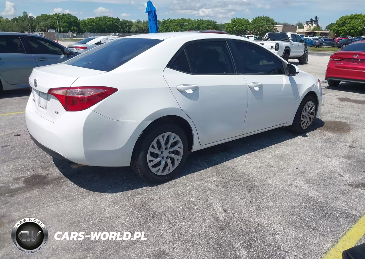 2018 Toyota Corolla Le VIN:5YFBURHE5JP770798 - 4