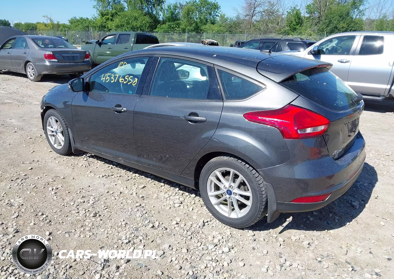 2017 Ford Focus Se VIN:1FADP3K24HL275593 - 3