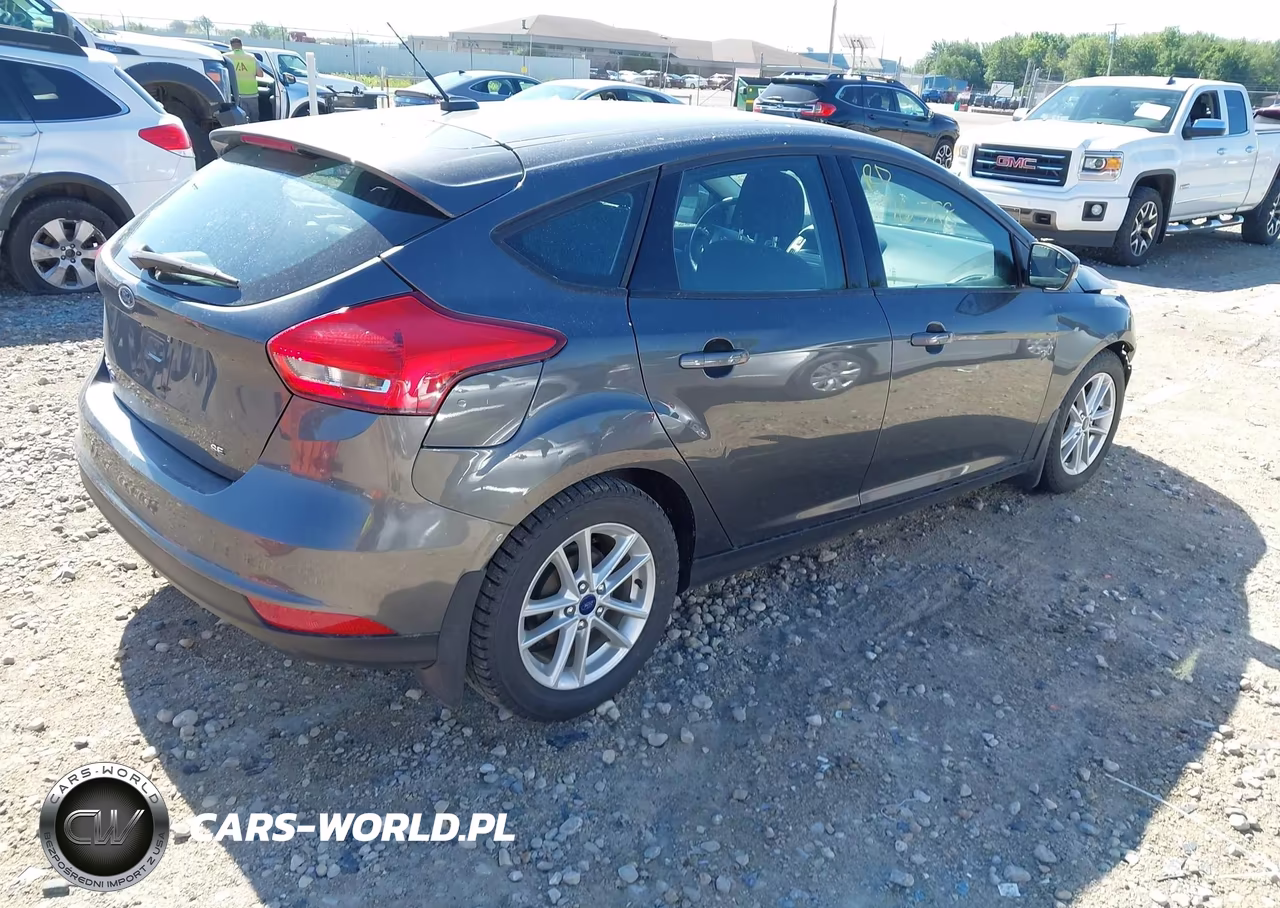 2017 Ford Focus Se VIN:1FADP3K24HL275593 - 4