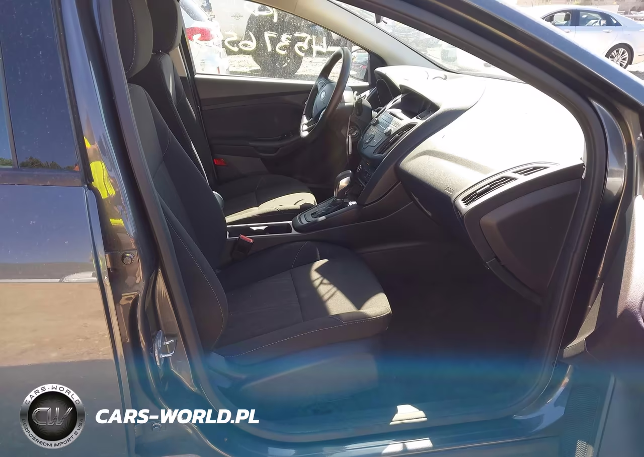 2017 Ford Focus Se VIN:1FADP3K24HL275593 - 5