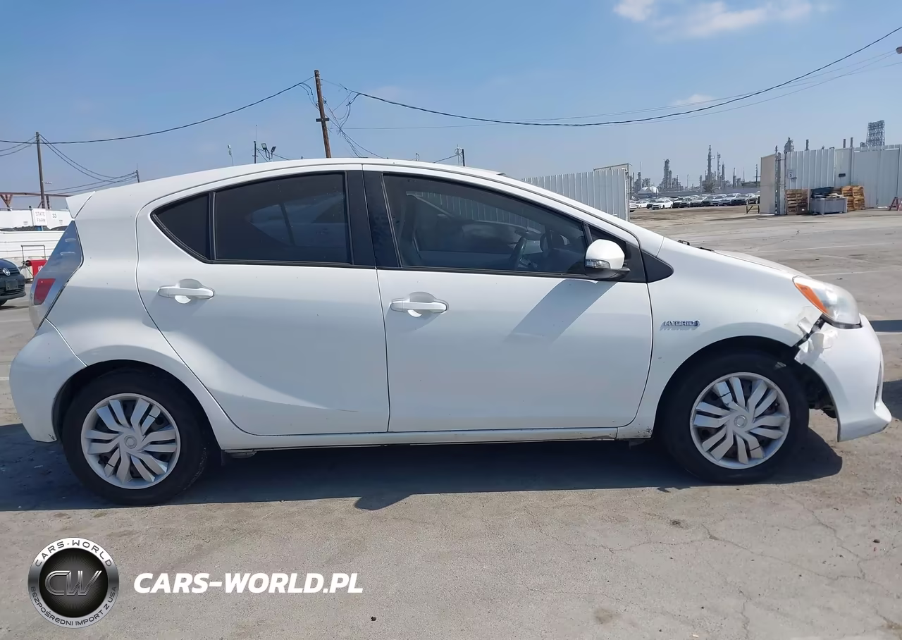 2013 Toyota Prius C One VIN:JTDKDTB31D1555996 - 13