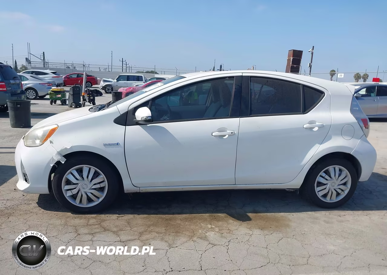 2013 Toyota Prius C One VIN:JTDKDTB31D1555996 - 14