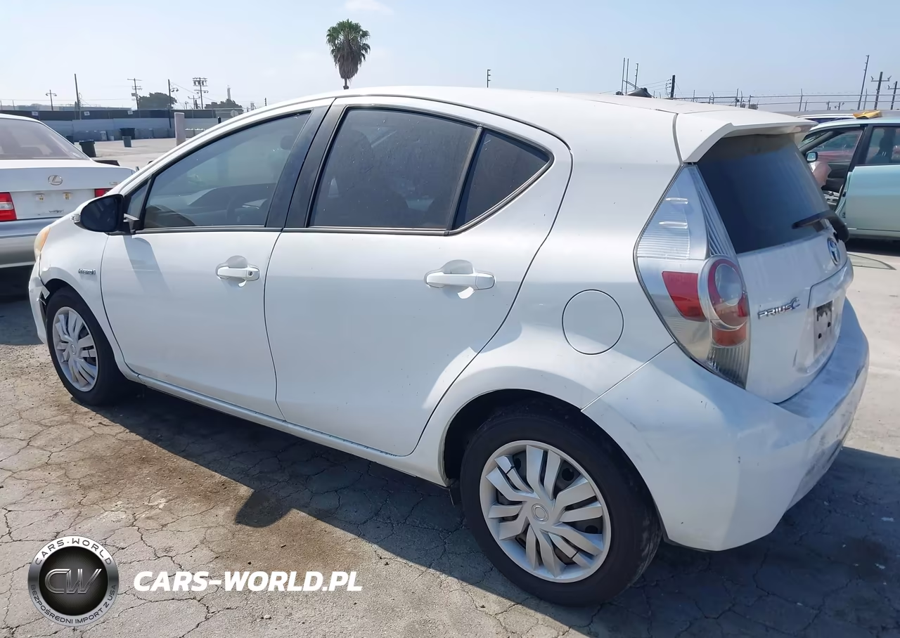 2013 Toyota Prius C One VIN:JTDKDTB31D1555996 - 3
