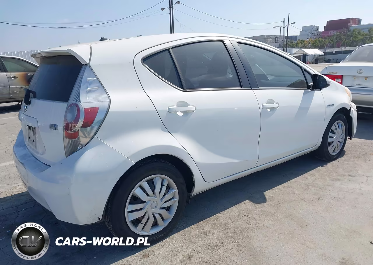 2013 Toyota Prius C One VIN:JTDKDTB31D1555996 - 4