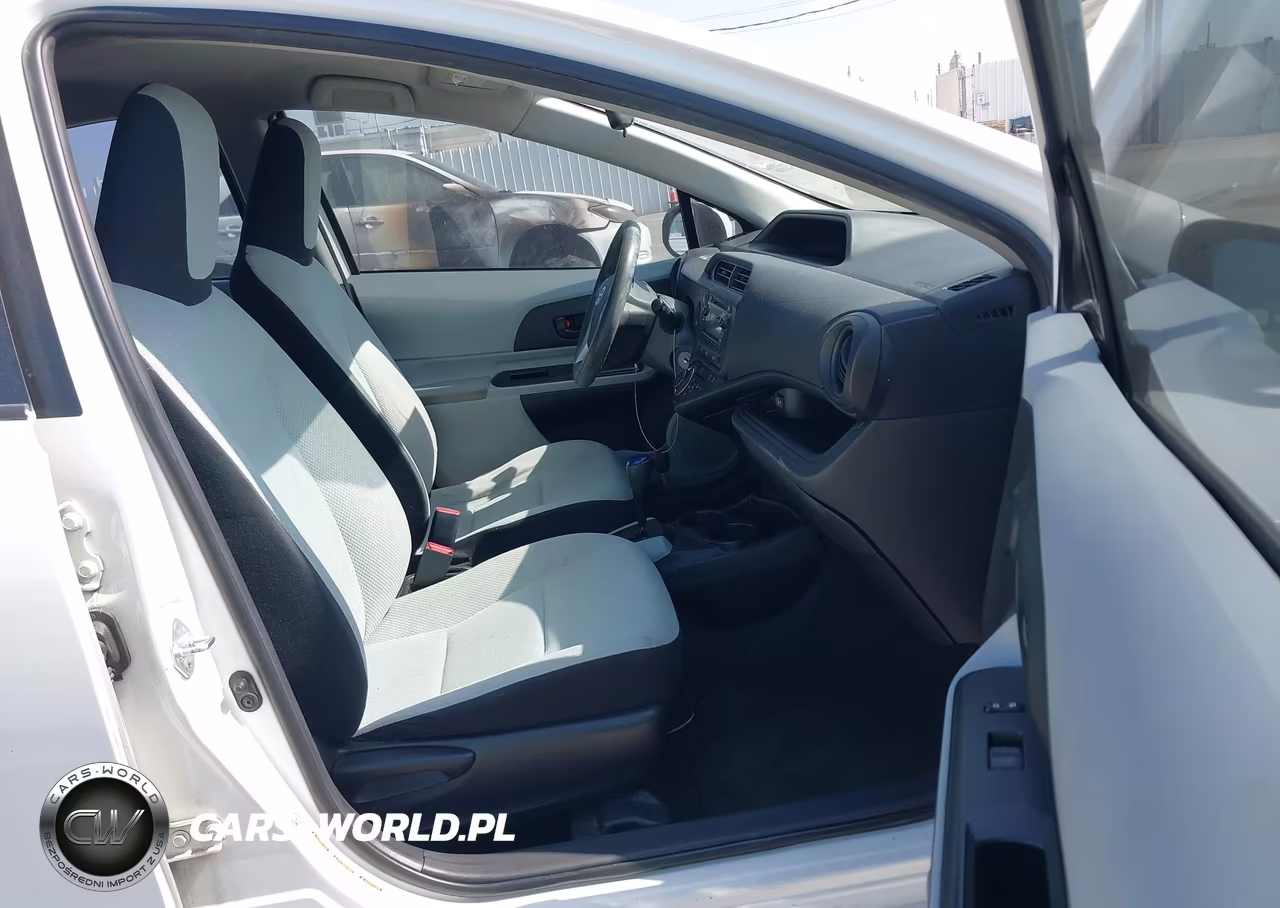 2013 Toyota Prius C One VIN:JTDKDTB31D1555996 - 5