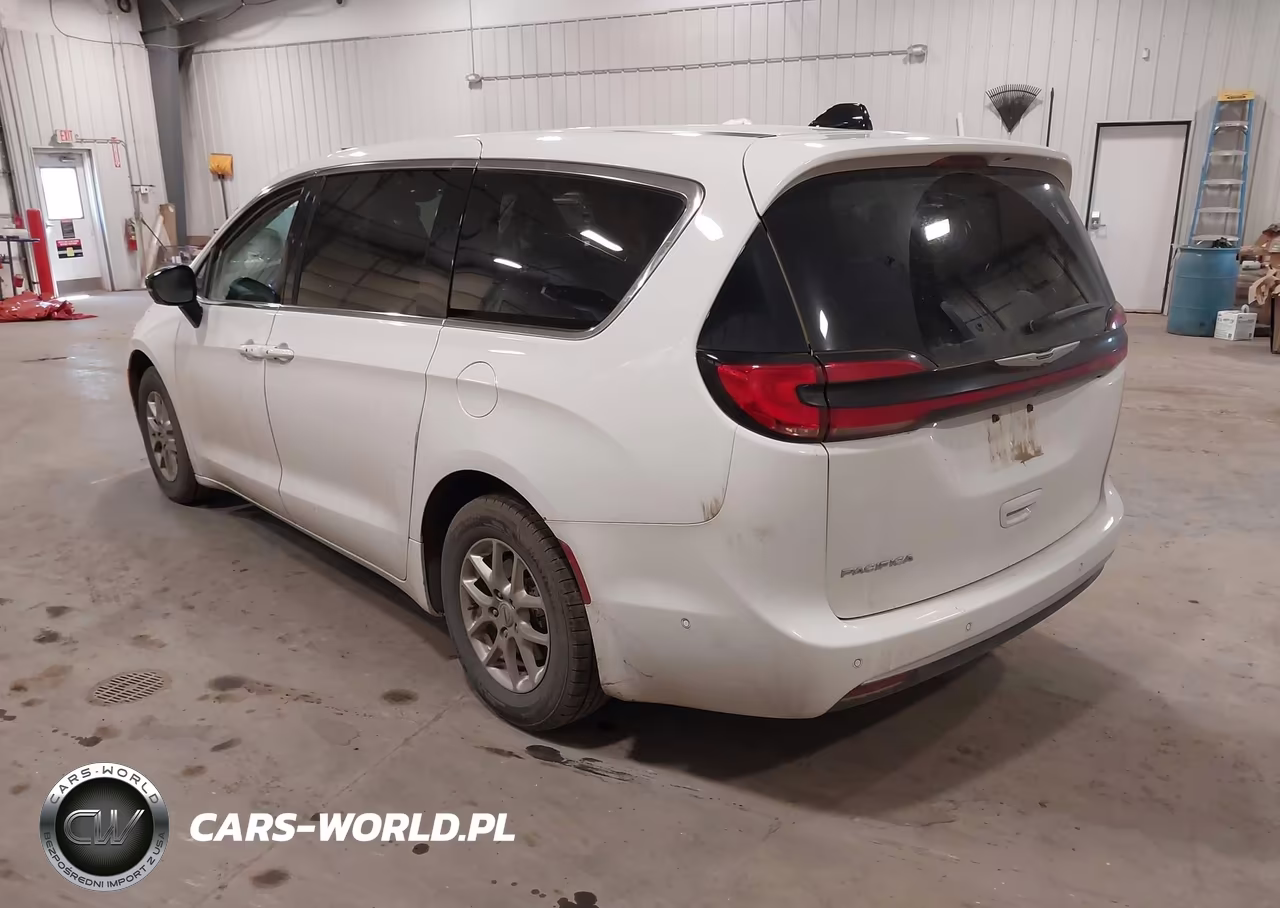 2024 Chrysler Pacifica Touring L VIN:2C4RC1BGXRR112709 - 3