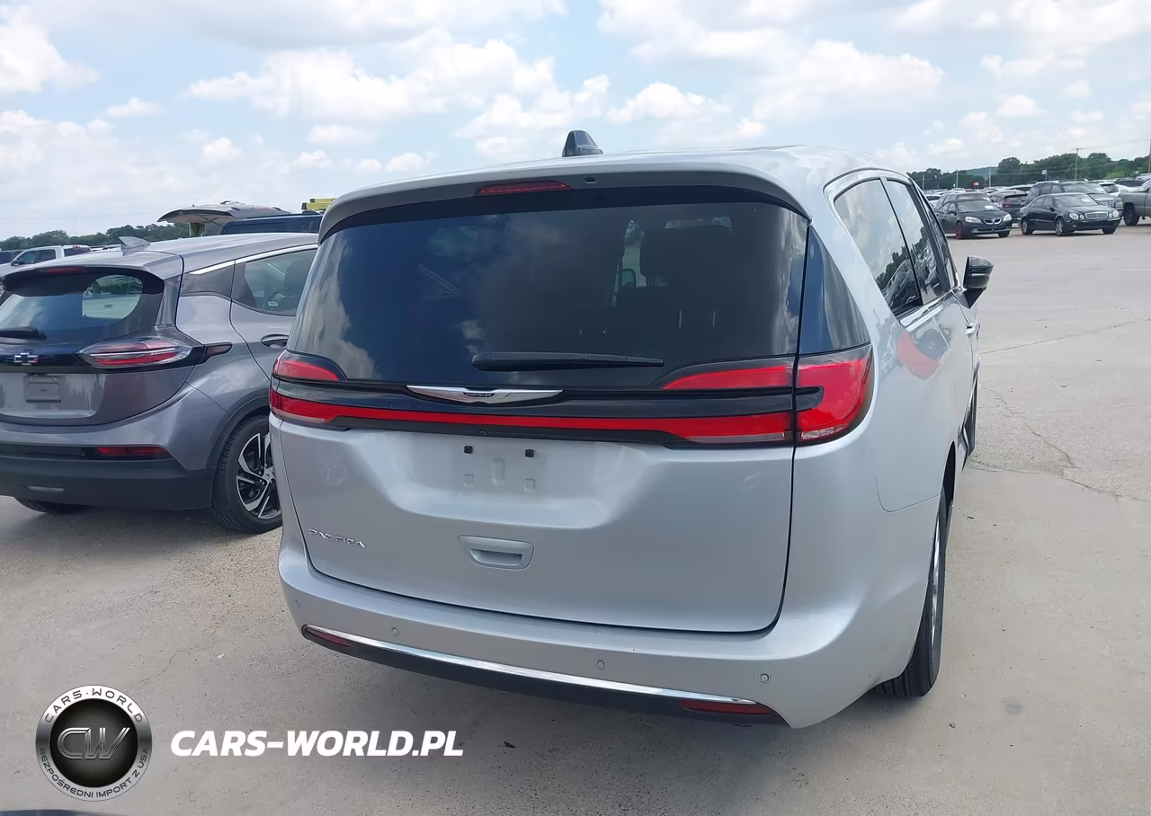 2024 Chrysler Pacifica Touring L VIN:2C4RC1BG9RR133387 - 16