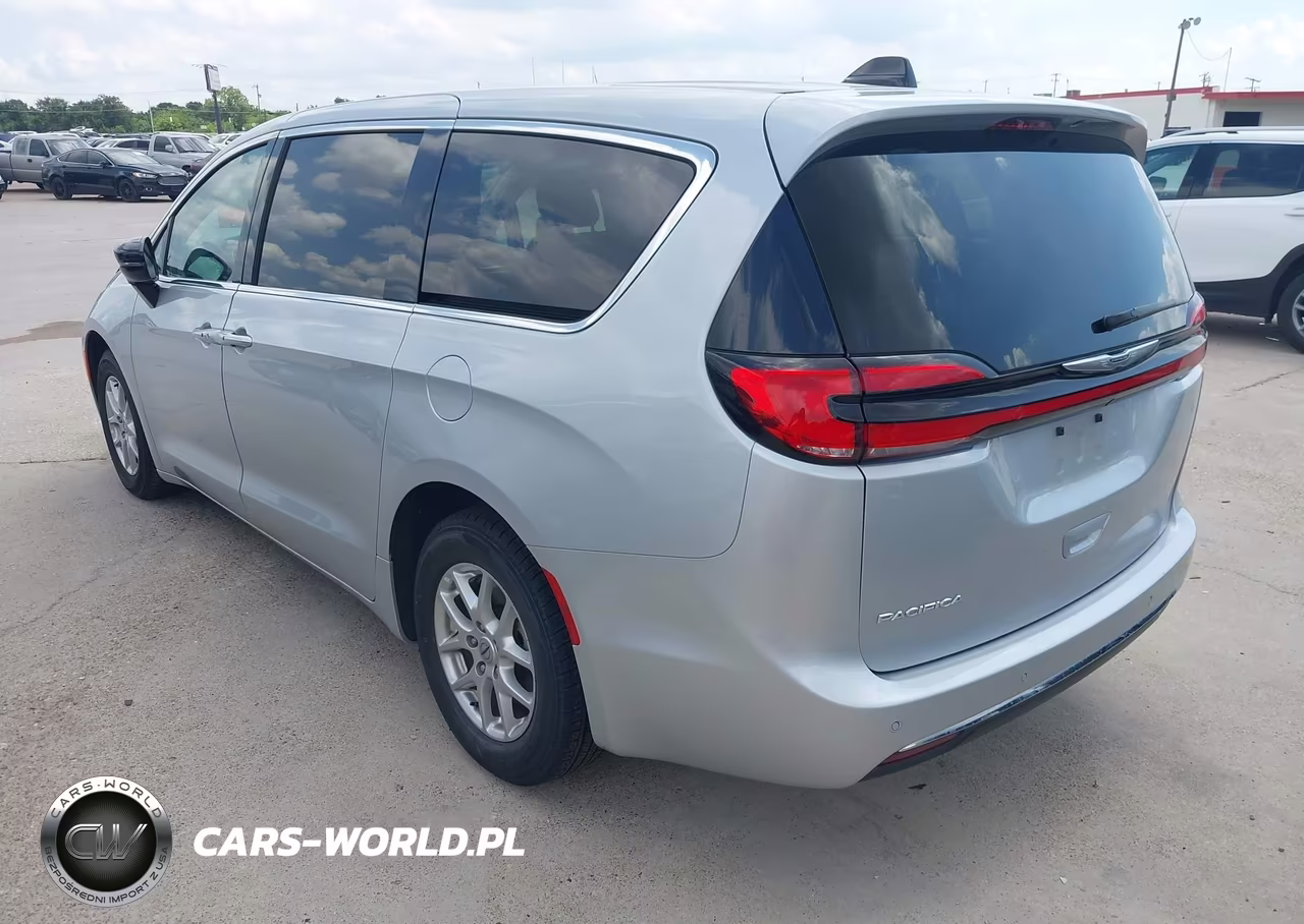 2024 Chrysler Pacifica Touring L VIN:2C4RC1BG9RR133387 - 3