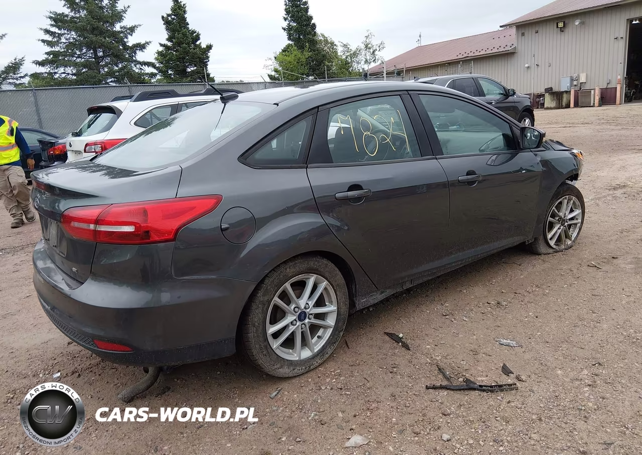 2017 Ford Focus Se VIN:1FADP3F29HL262784 - 4