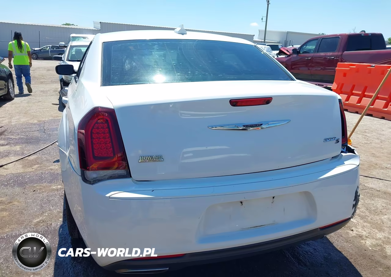 2018 Chrysler 300 300S VIN:2C3CCABG6JH141077 - 16