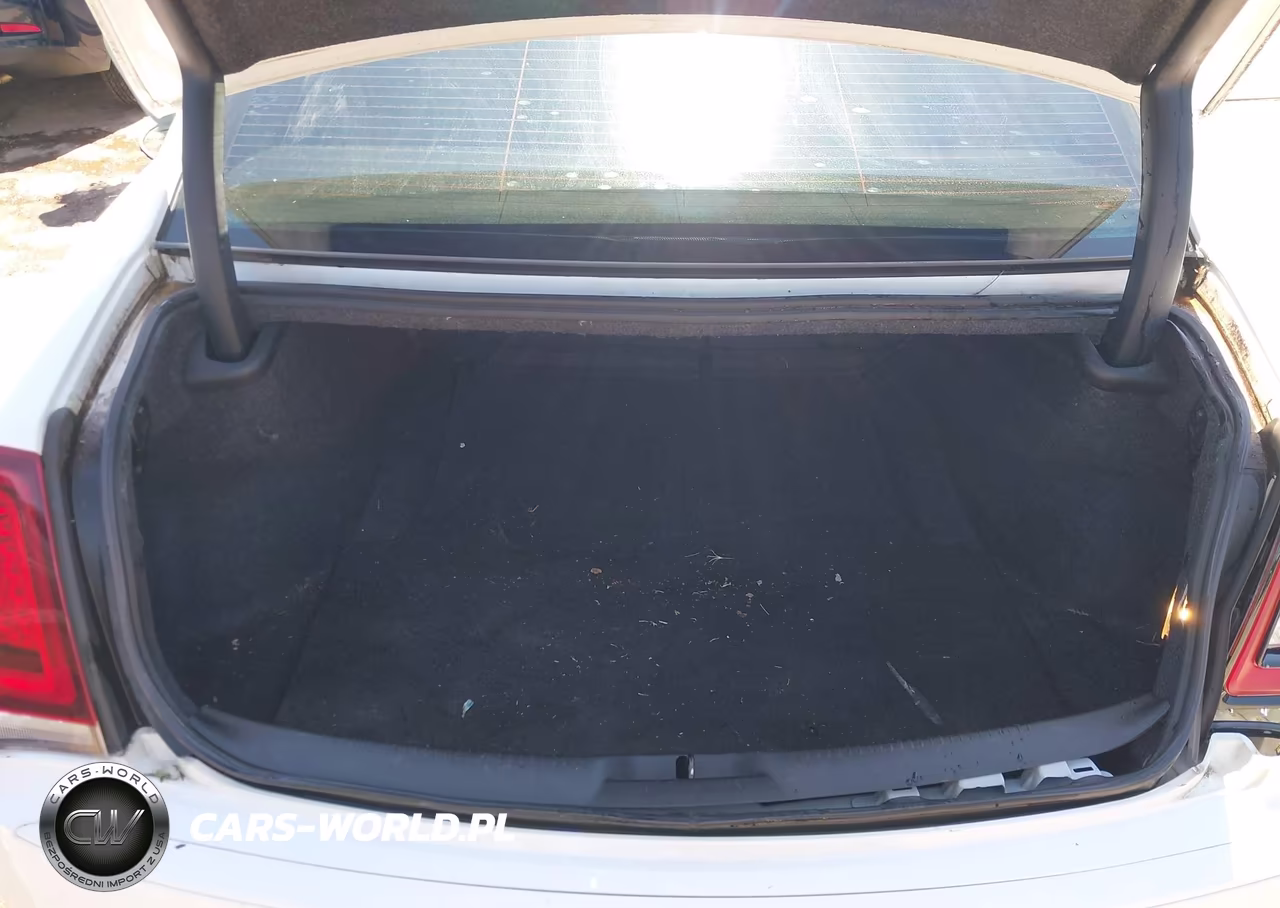 2018 Chrysler 300 300S VIN:2C3CCABG6JH141077 - 17