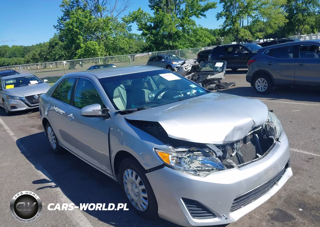 2014 Toyota Camry Le – zdjęcie 1 z 18