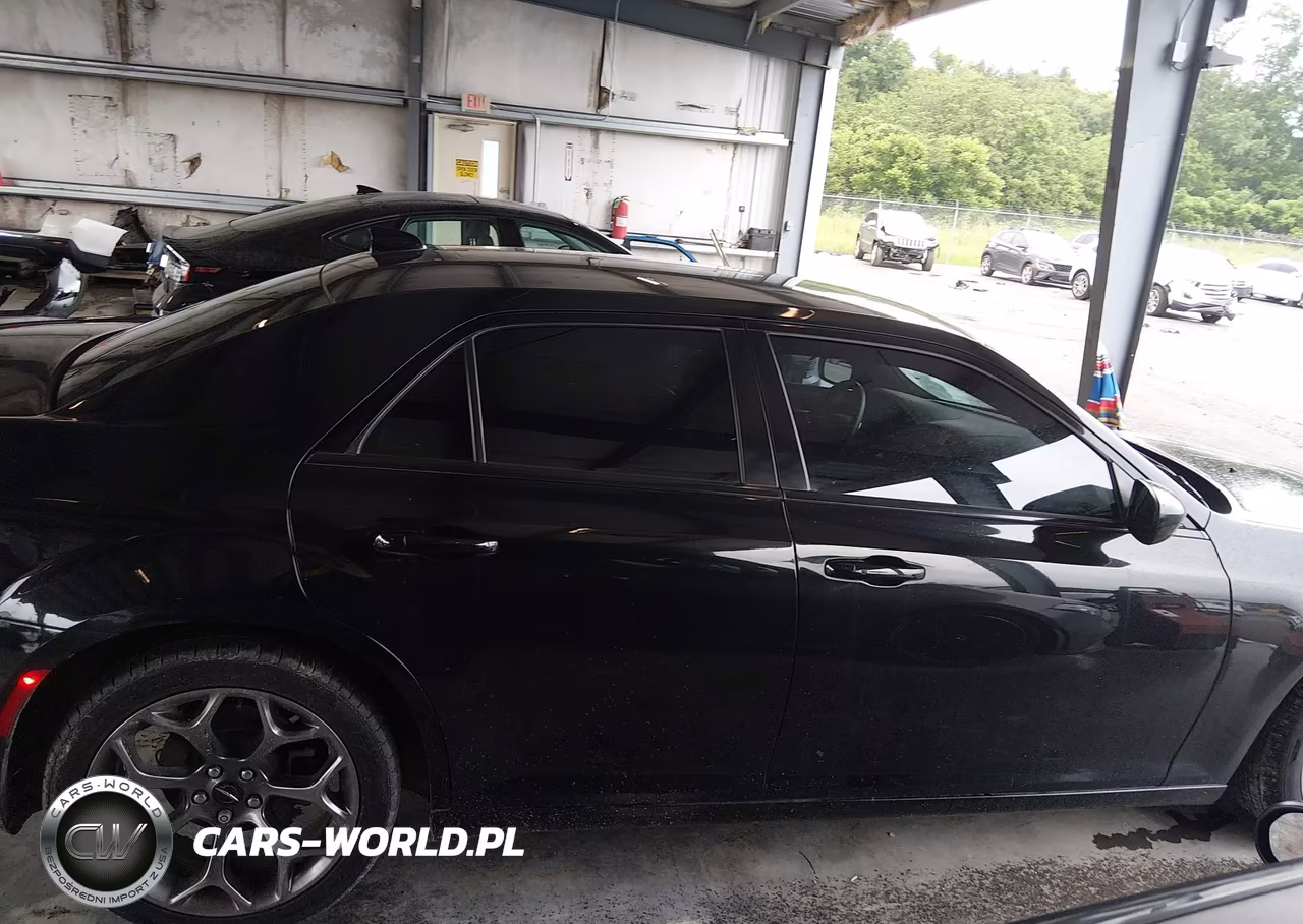 2015 Chrysler 300 300S VIN:2C3CCABG6FH932104 - 13