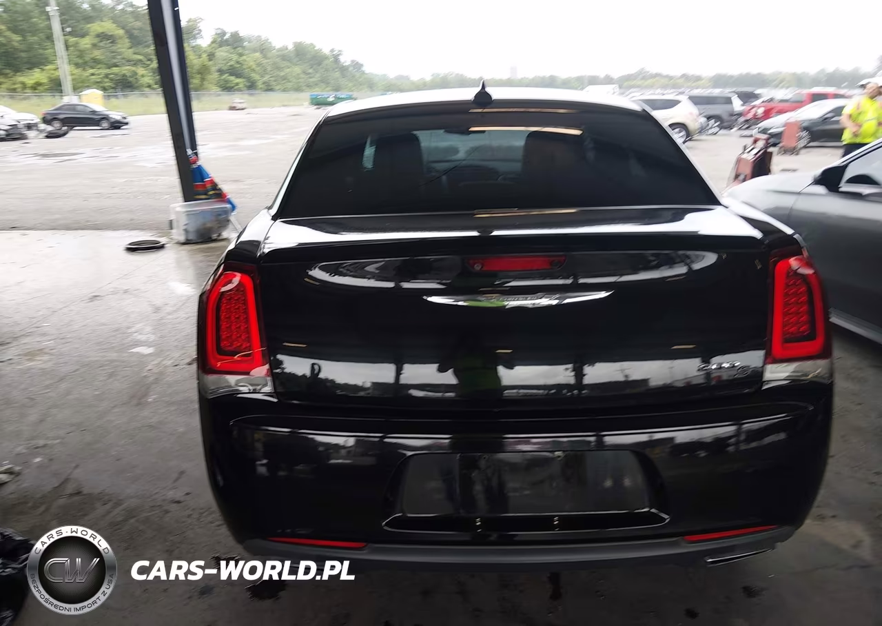 2015 Chrysler 300 300S VIN:2C3CCABG6FH932104 - 16
