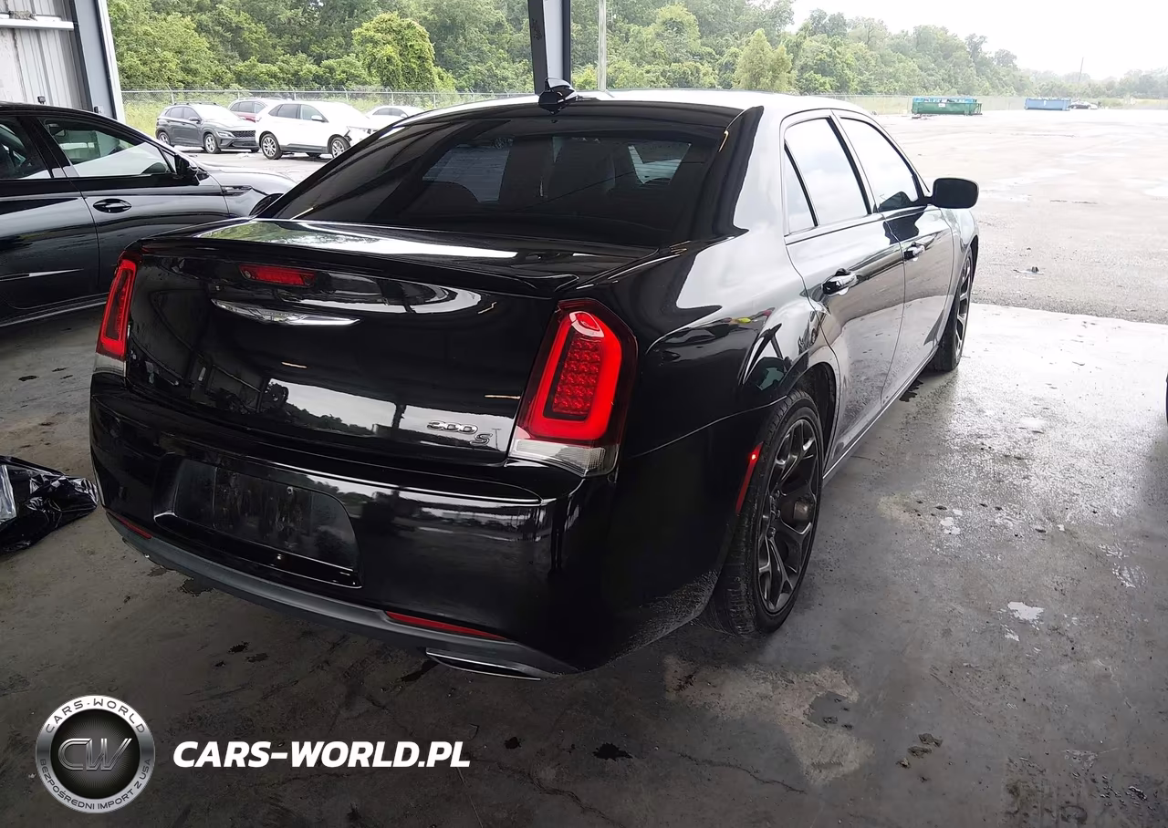 2015 Chrysler 300 300S VIN:2C3CCABG6FH932104 - 4