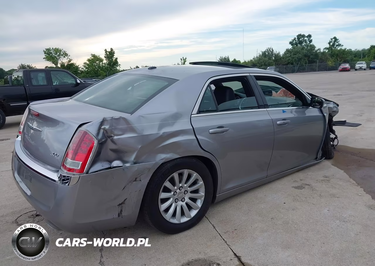 2013 Chrysler 300 VIN:2C3CCAAG6D8608973 - 4