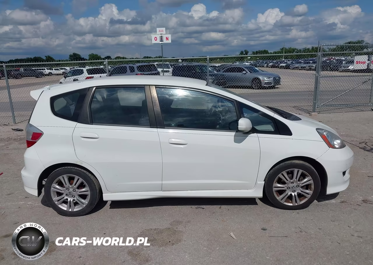 2011 Honda Fit Sport VIN:JHMGE8H5XBS000494 - 13