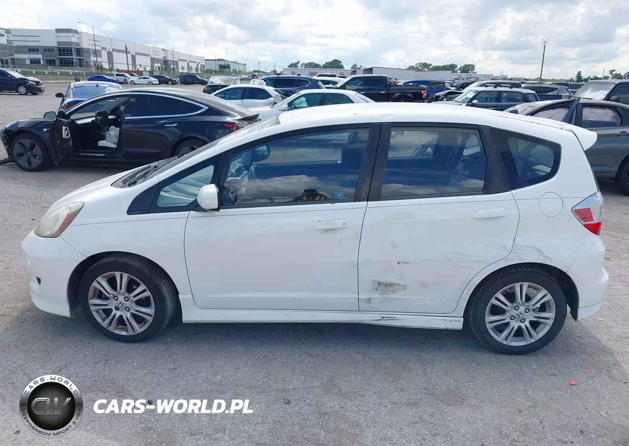 2011 Honda Fit Sport VIN:JHMGE8H5XBS000494 - 14