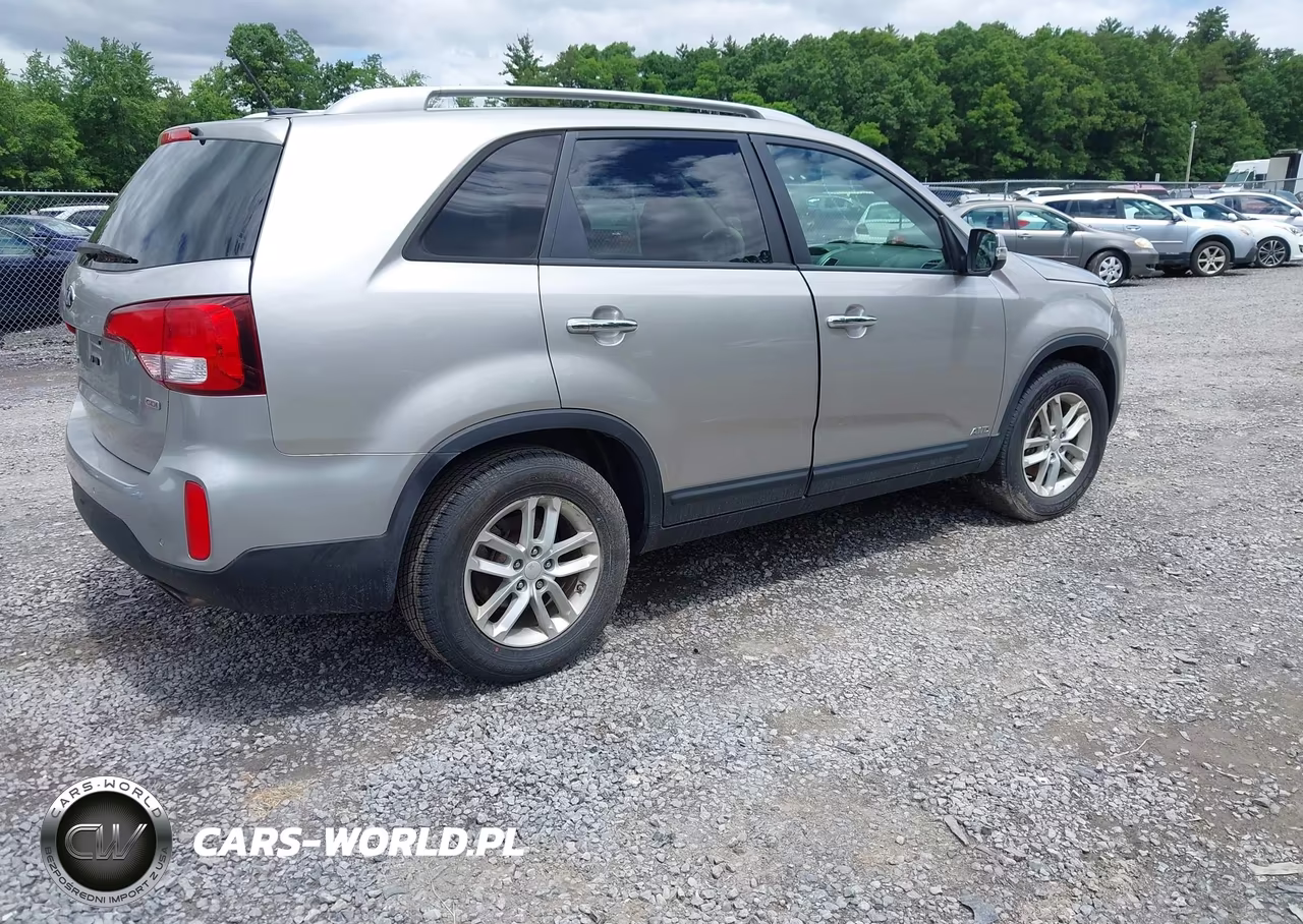 2015 Kia Sorento Lx VIN:5XYKTCA62FG654974 - 4