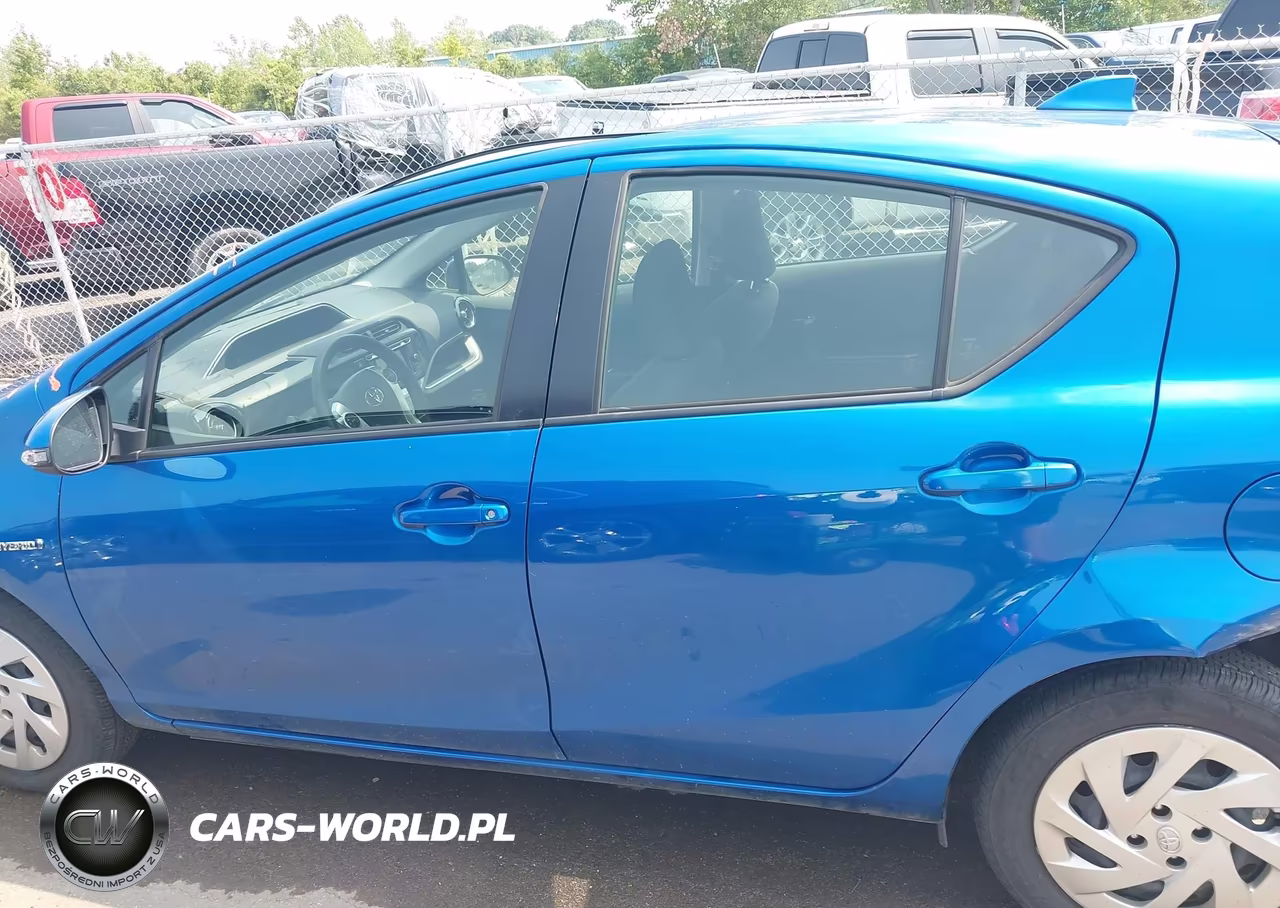 2016 Toyota Prius C Two VIN:JTDKDTB34G1122306 - 15