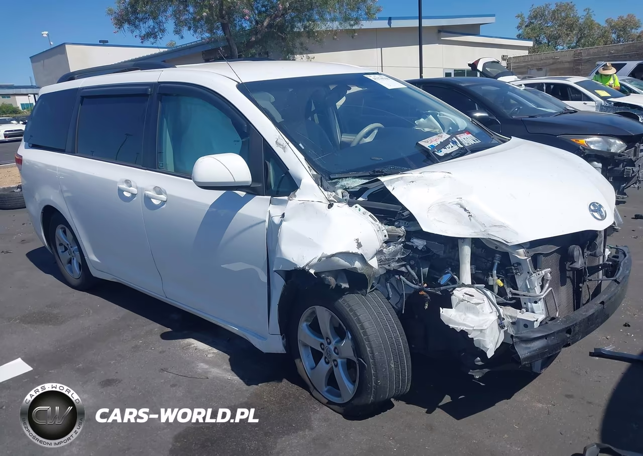 2014 Toyota Sienna Le V6 8 Passenger