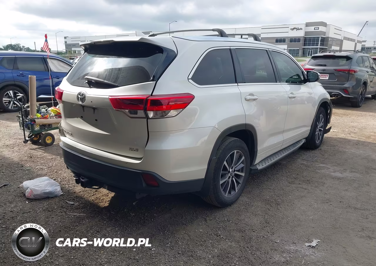 2017 Toyota Highlander Xle VIN:5TDKZRFH7HS510774 - 4