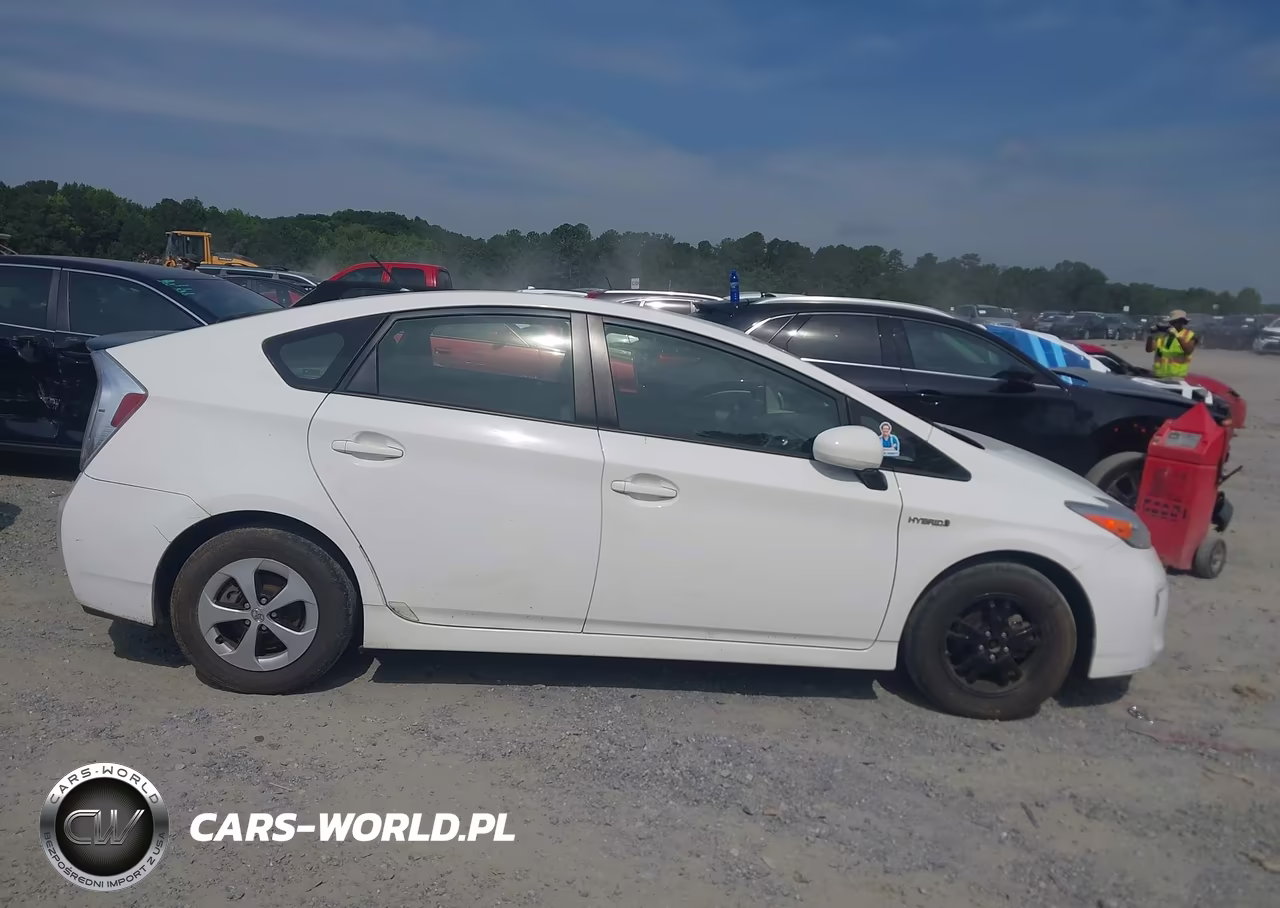 2015 Toyota Prius Two VIN:JTDKN3DU4F1952513 - 13