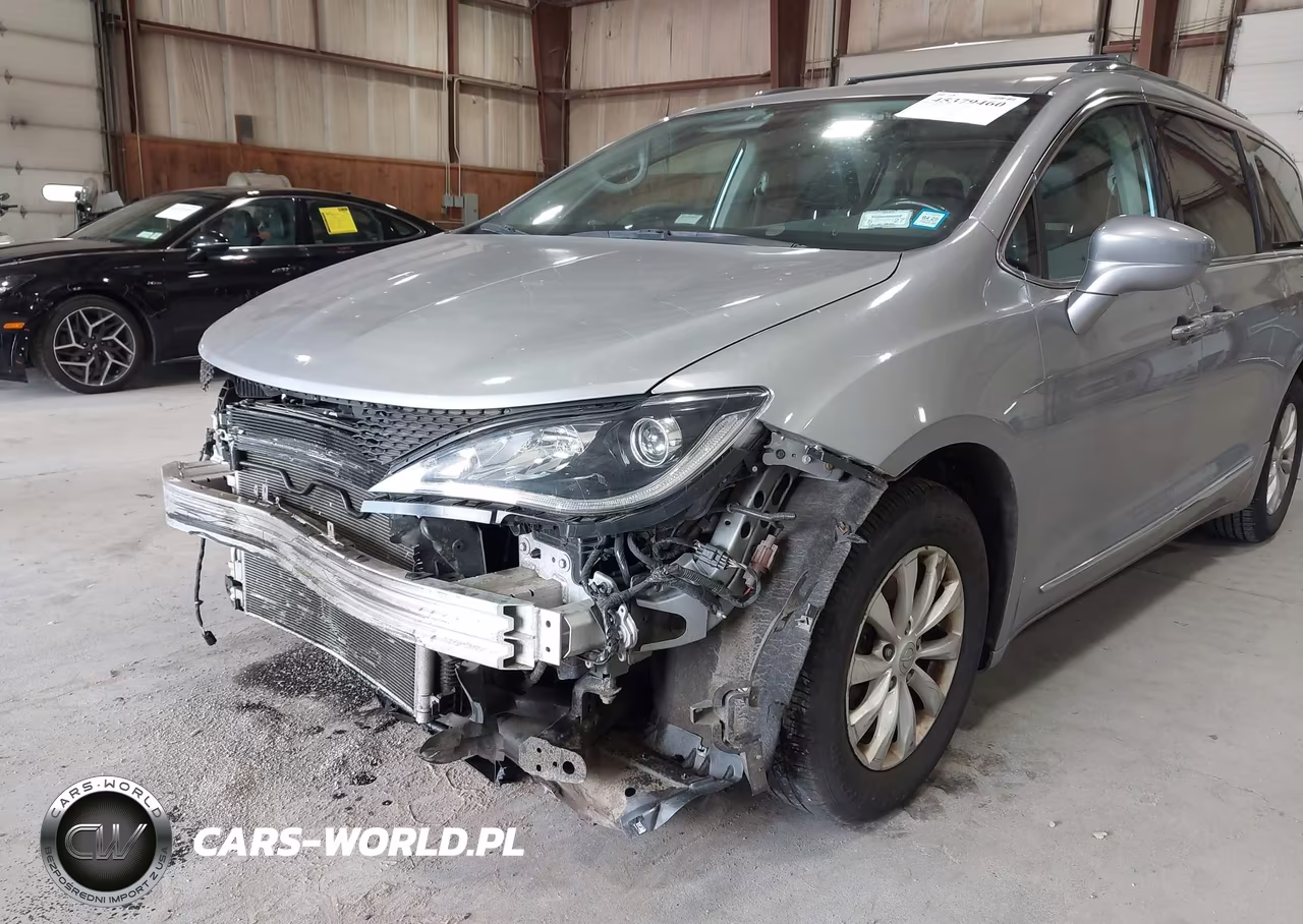 2018 Chrysler Pacifica Touring L VIN:2C4RC1BG4JR306785 - 18