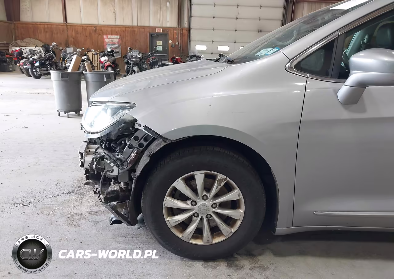 2018 Chrysler Pacifica Touring L VIN:2C4RC1BG4JR306785 - 19