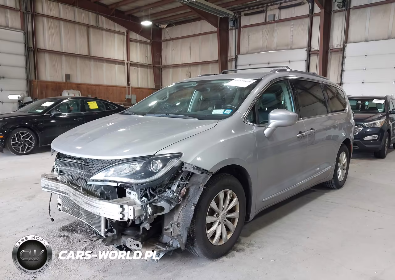 2018 Chrysler Pacifica Touring L VIN:2C4RC1BG4JR306785 - 2