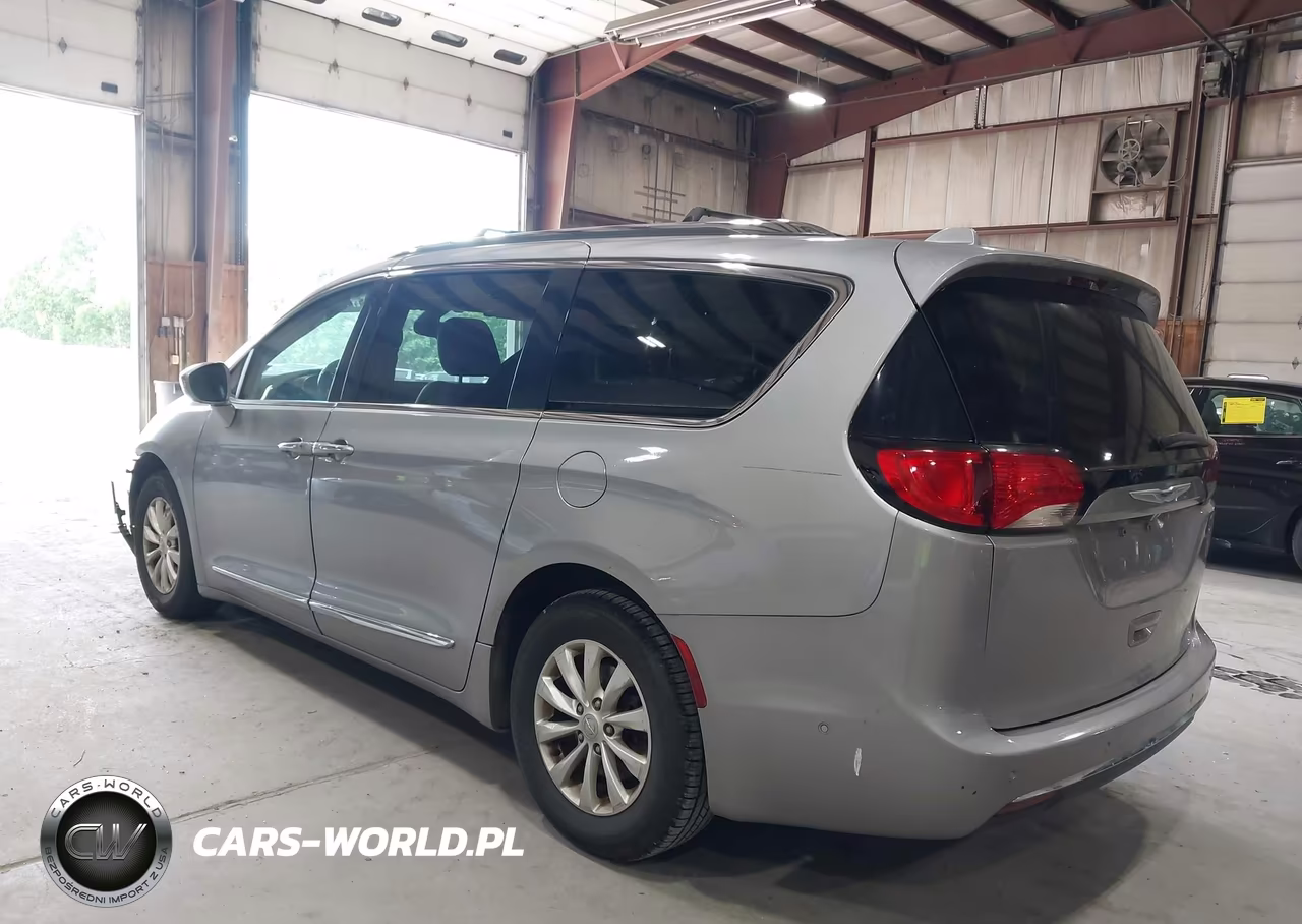2018 Chrysler Pacifica Touring L VIN:2C4RC1BG4JR306785 - 3