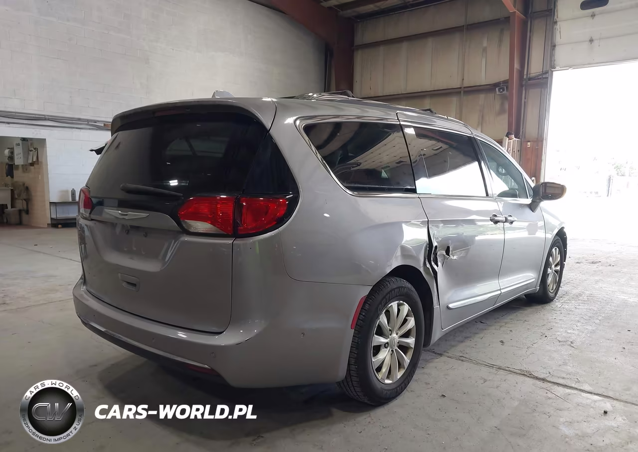 2018 Chrysler Pacifica Touring L VIN:2C4RC1BG4JR306785 - 4