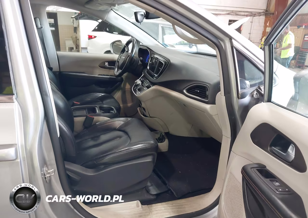 2018 Chrysler Pacifica Touring L VIN:2C4RC1BG4JR306785 - 5