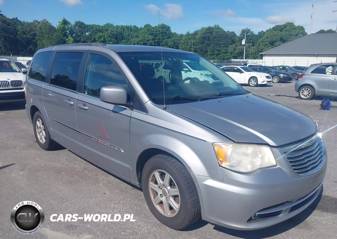 2013 Chrysler Town & Country Touring – zdjęcie 1 z 11