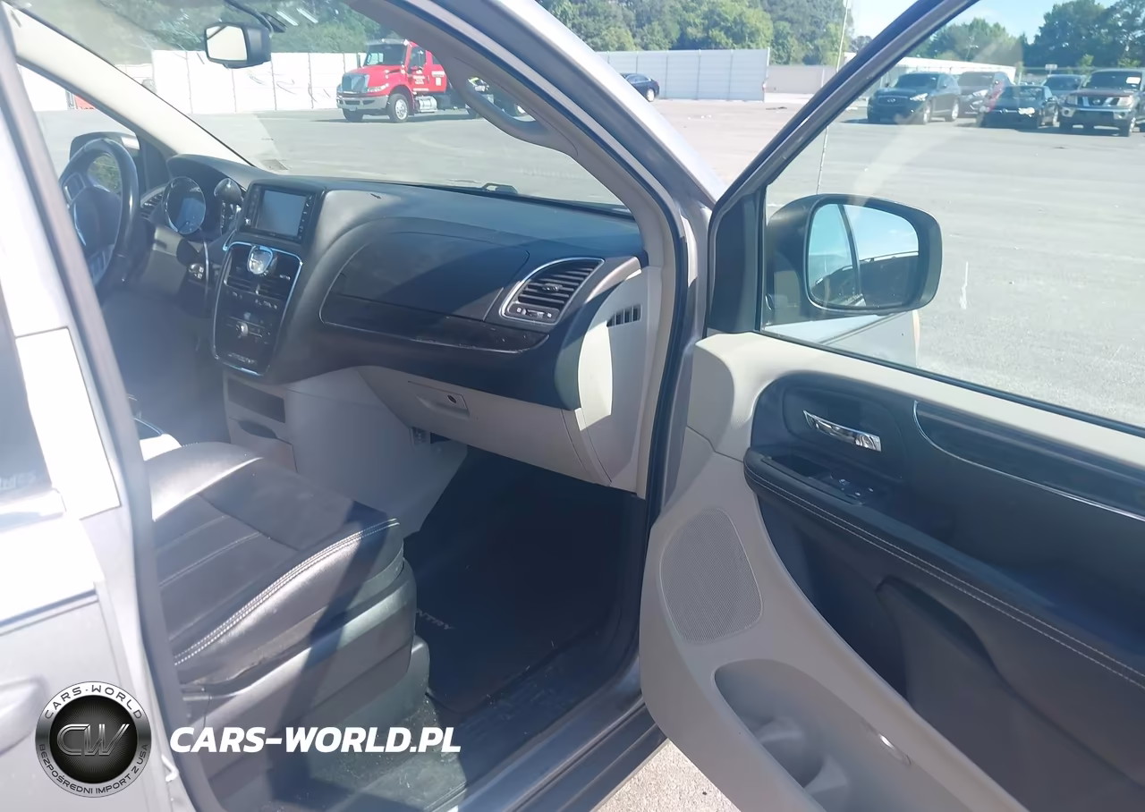 2013 Chrysler Town & Country Touring VIN:2C4RC1BG8DR637860 - 5