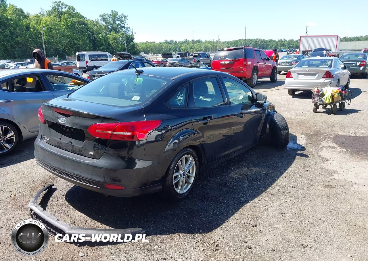2016 Ford Focus Se VIN:1FADP3F25GL288068 - 4