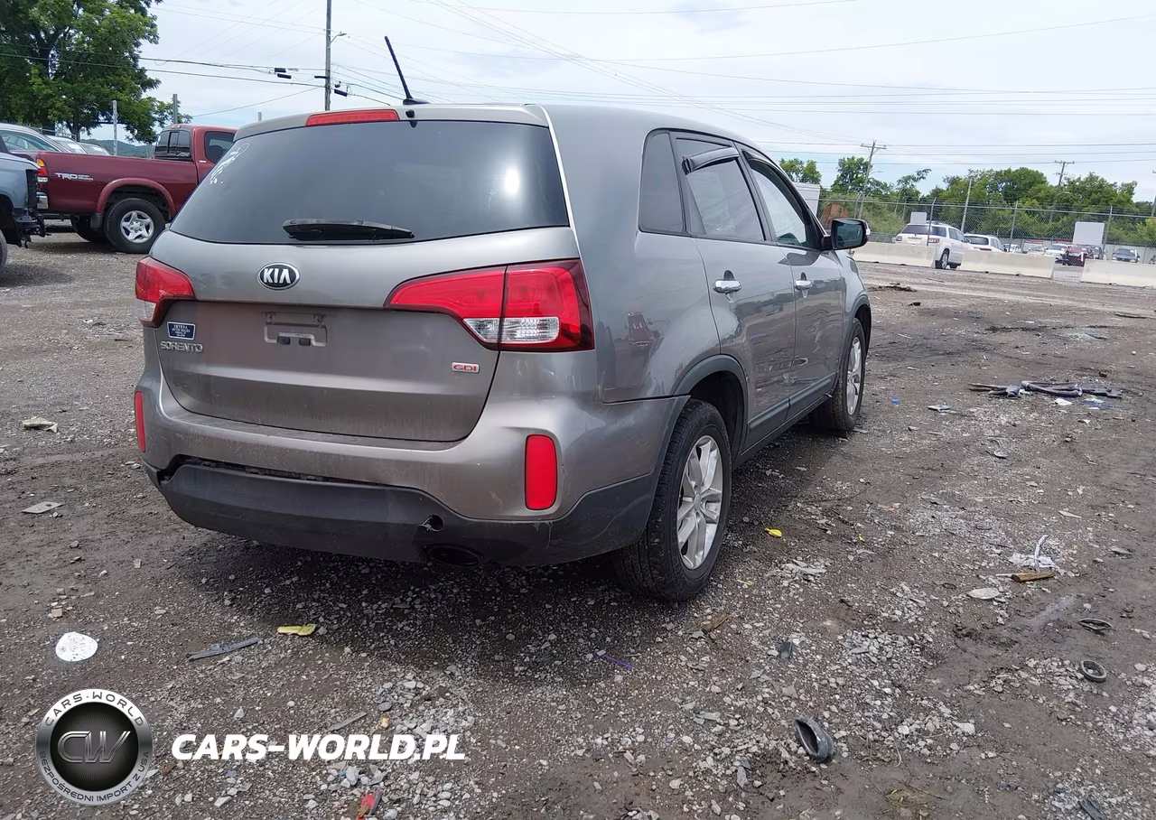 2015 Kia Sorento Lx VIN:5XYKT3A61FG626468 - 4