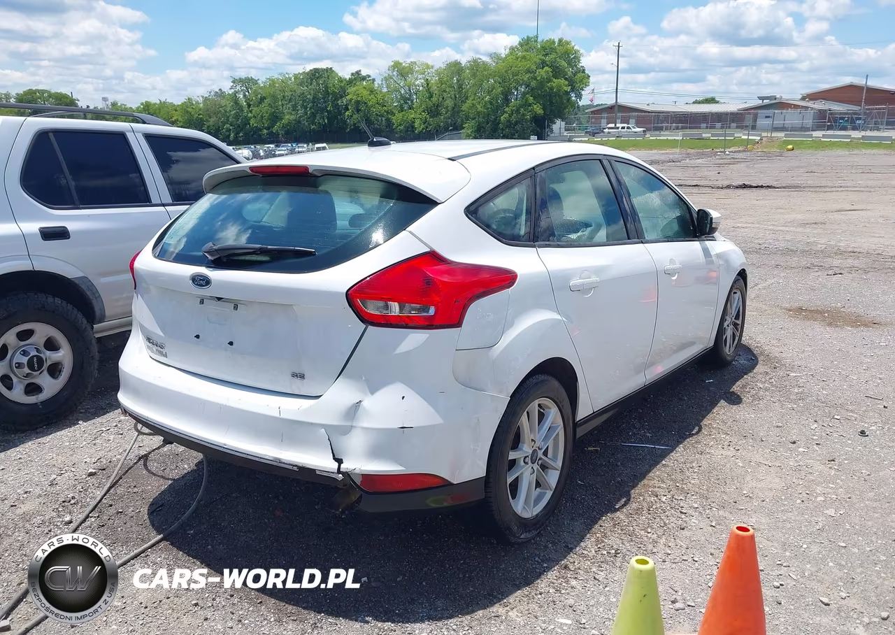 2017 Ford Focus Se VIN:1FADP3K25HL267387 - 4