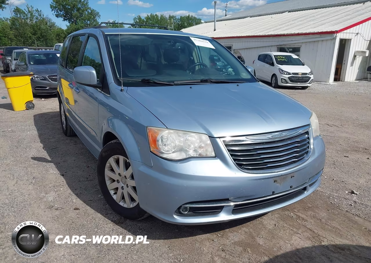 2013 Chrysler Town & Country Touring – zdjęcie 1 z 17