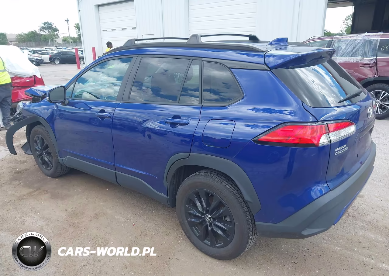 2022 Toyota Corolla Cross Le VIN:7MUBAABG8NV002465 - 3