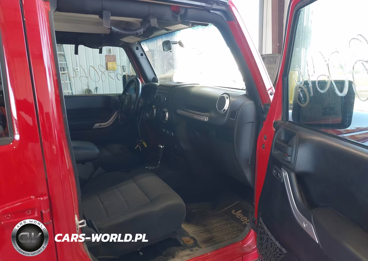 2012 Jeep Wrangler Unlimited Sahara VIN:1C4BJWEG8CL164047 - 5