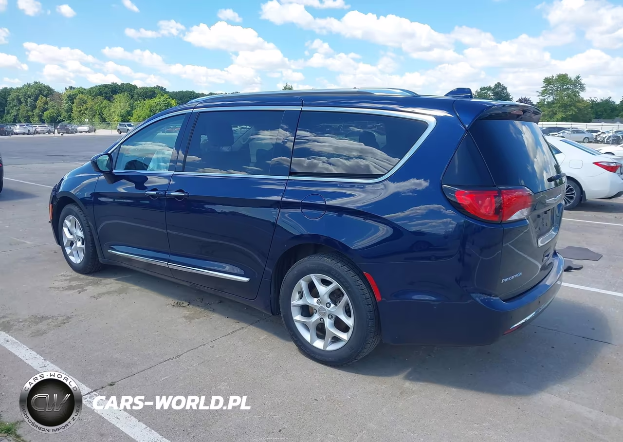 2020 Chrysler Pacifica Touring L Plus VIN:2C4RC1EG2LR251042 - 3